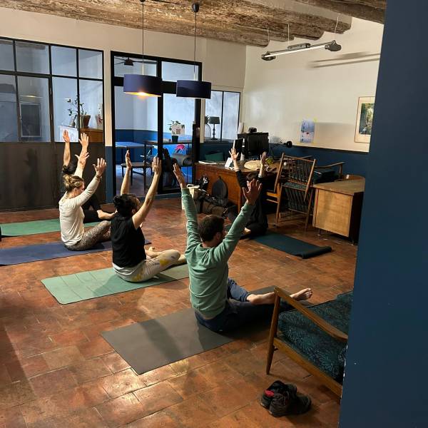 Séance de yoga matinale dans les bureaux du Tripostal Marseille